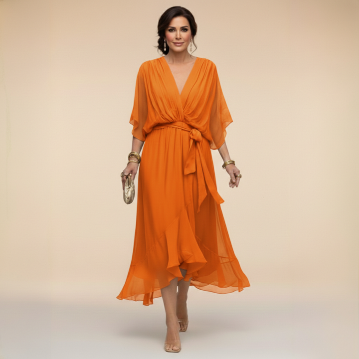 Monica – nesenstanti elegancija ir V formos iškirptė